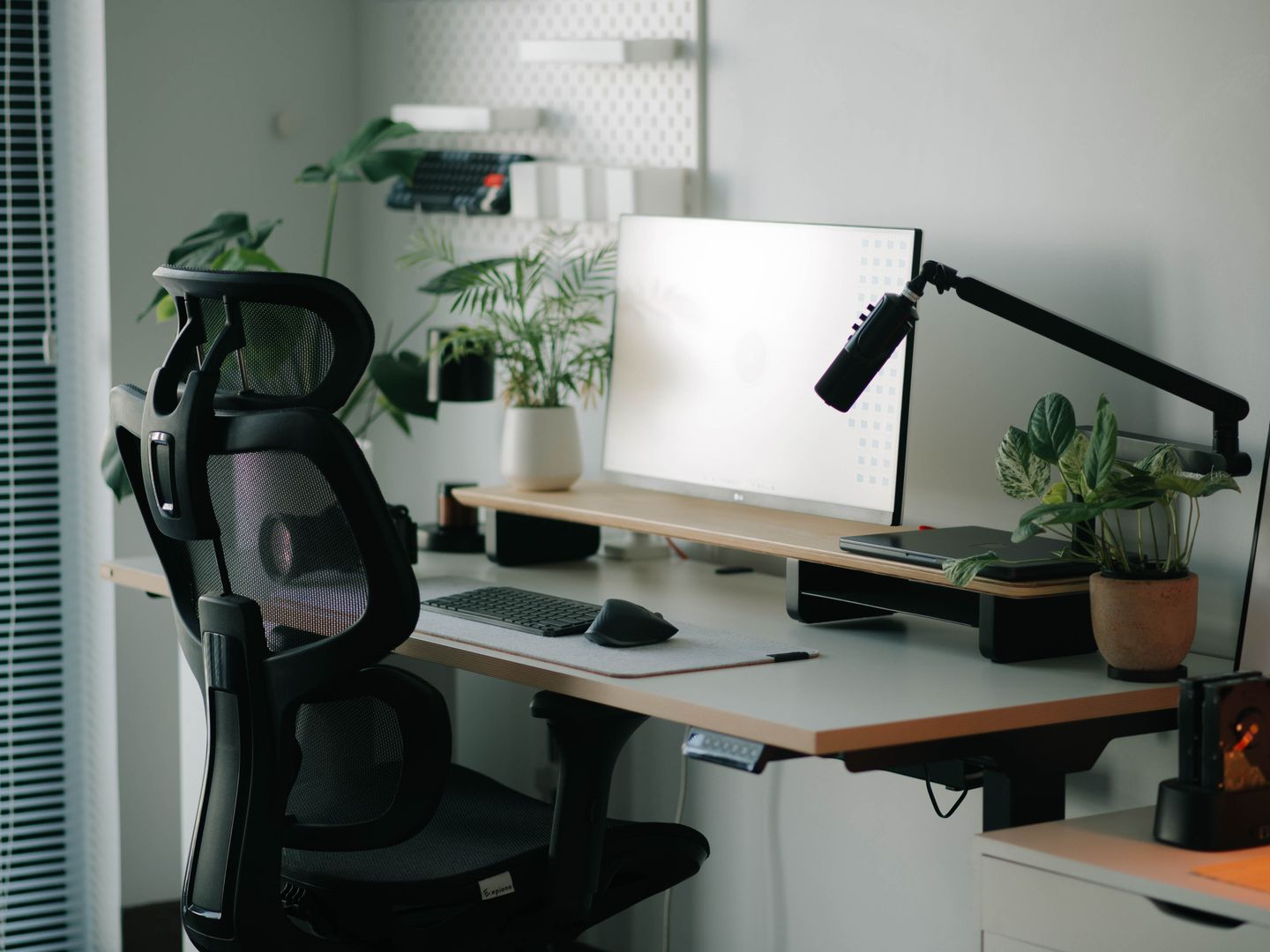 Autonomous SmartDesk Pro